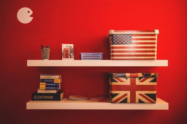 photo d'une étagère avec des boîtes aux couleurs des drapeaux américains et anglais